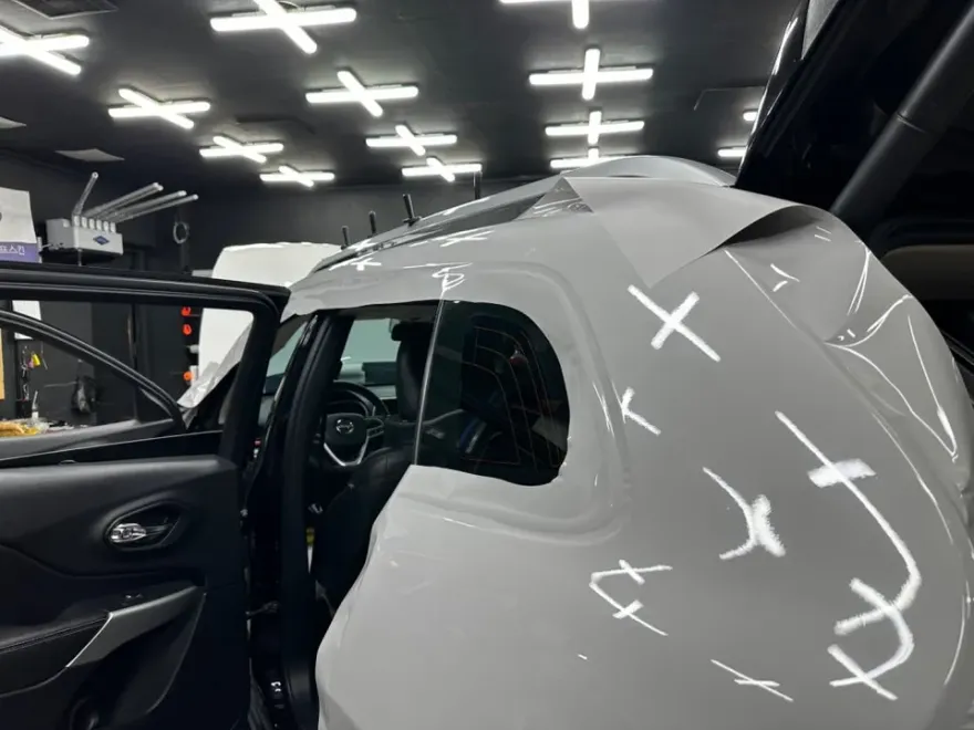 Jeep Grand Cherokeeのカーラッピング事例|高光沢フィルムで純正風に 施工写真 2-3