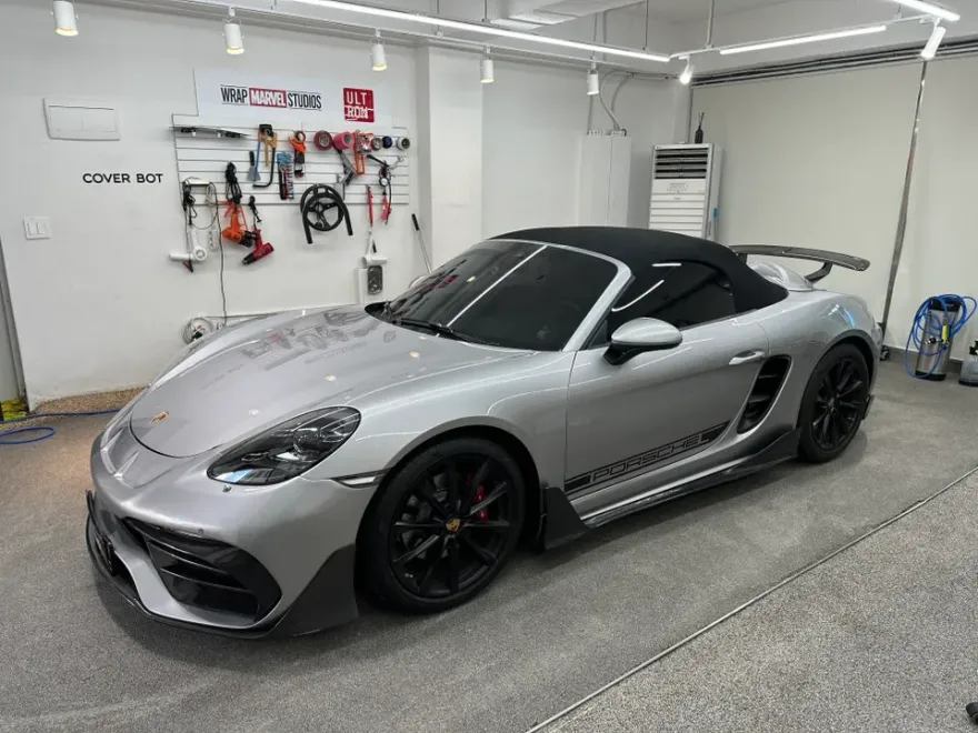 ポルシェ 718 Boxster GTSのカーラッピング事例|レーシングイエローへの変身 施工写真 1-1