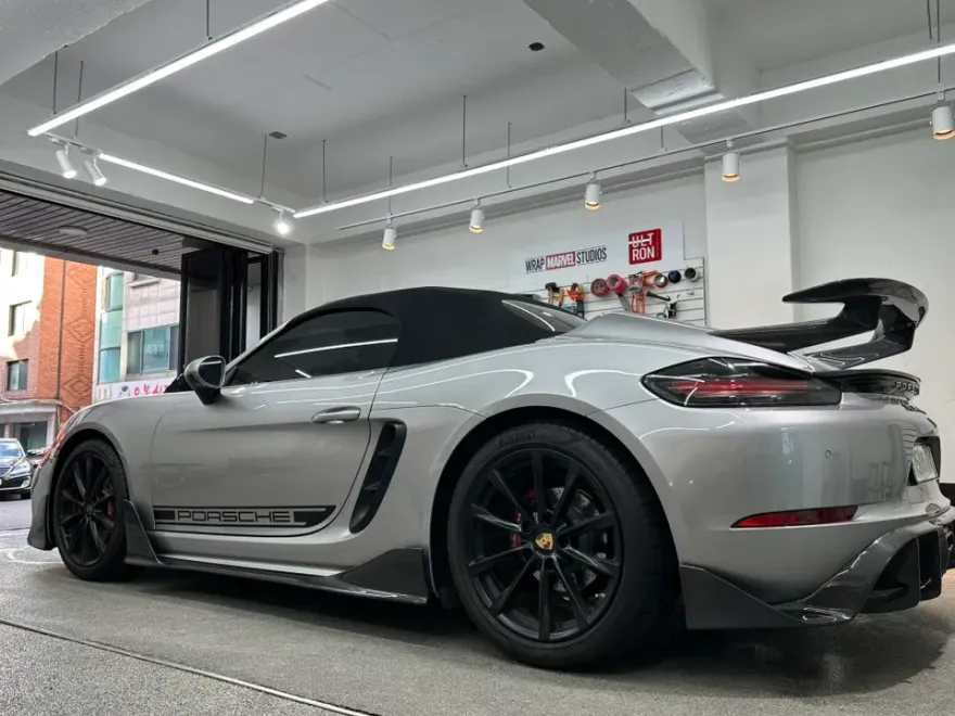 ポルシェ 718 Boxster GTSのカーラッピング事例|レーシングイエローへの変身 施工写真 2-1