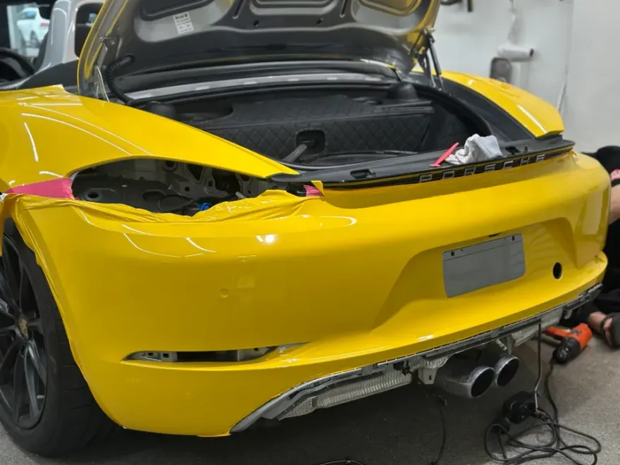 ポルシェ 718 Boxster GTSのカーラッピング事例|レーシングイエローへの変身 施工写真 1-3