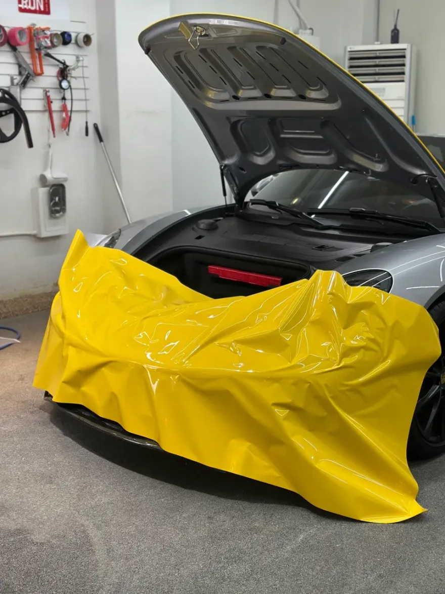 ポルシェ 718 Boxster GTSのカーラッピング事例|レーシングイエローへの変身 施工写真 2-3