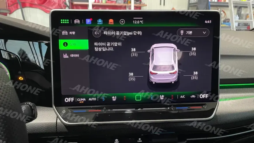 Volkswagen Golfのドライブレコーダー取付事例 施工写真 1-2