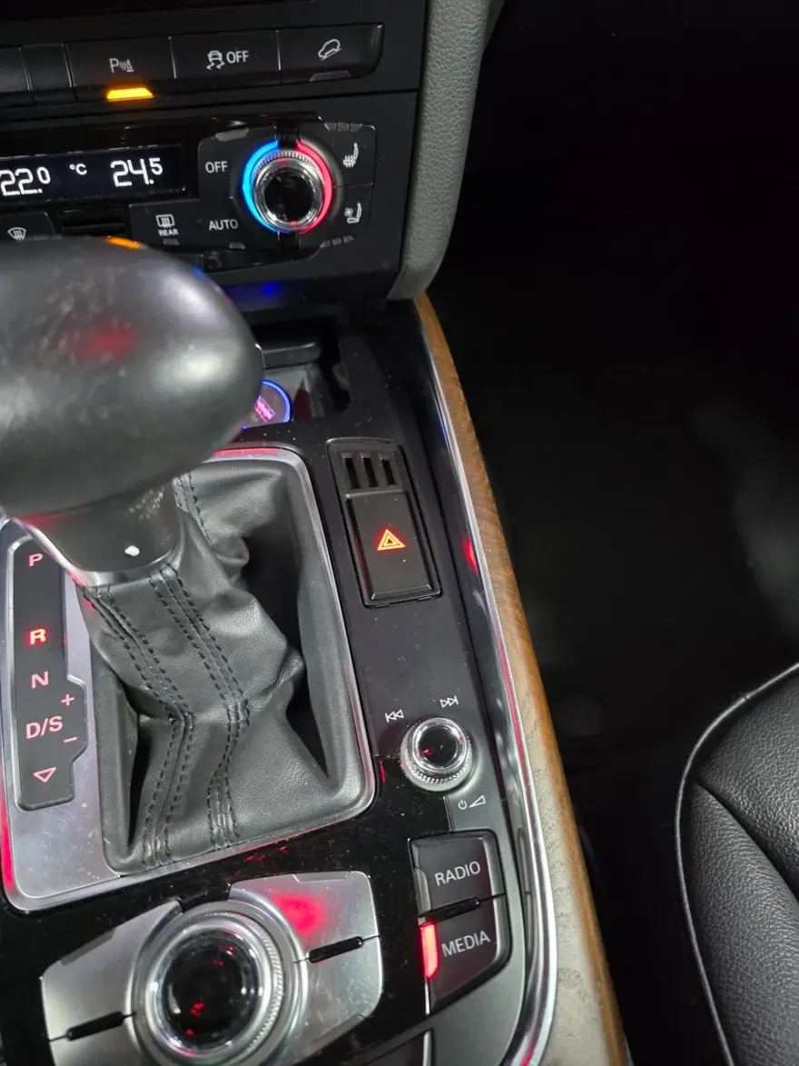 Audi Q5のAndroid Auto・CarPlay取付事例 施工写真 2-2