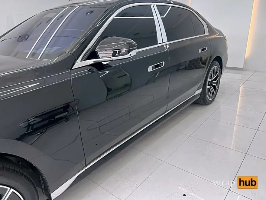BMW 7 Seriesのカーラッピング事例|クローム除去で高級感アップ 施工写真 1-2