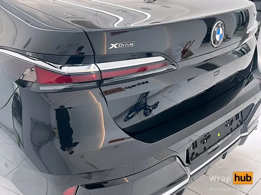 BMW 7 Seriesのカーラッピング事例|クローム除去で高級感アップ 施工写真 2-2