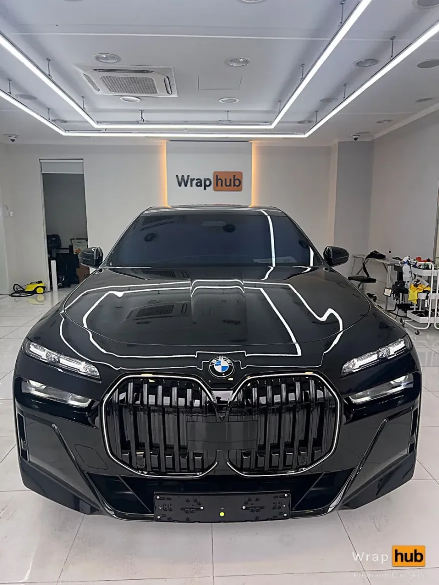BMW 7 Seriesのカーラッピング事例|クローム除去で高級感アップ 施工写真 2-3