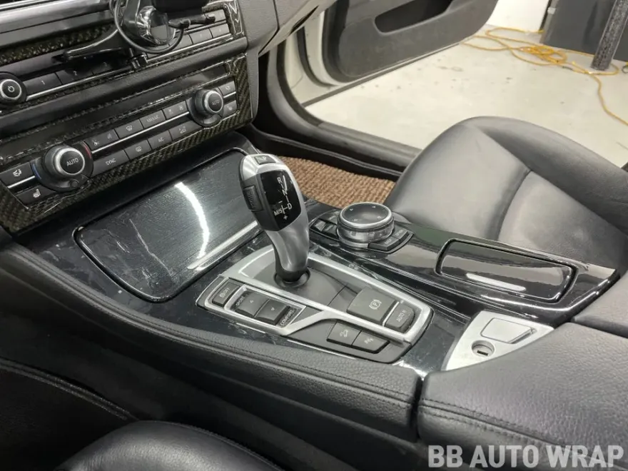 BMW 5 Series F10のカーラッピング事例 施工写真 1-2