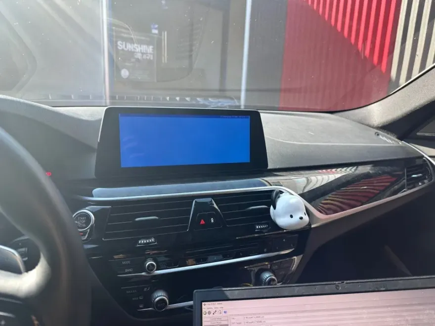 BMW 5 Series G30のAndroid Auto・CarPlay取付事例 施工写真 4-1