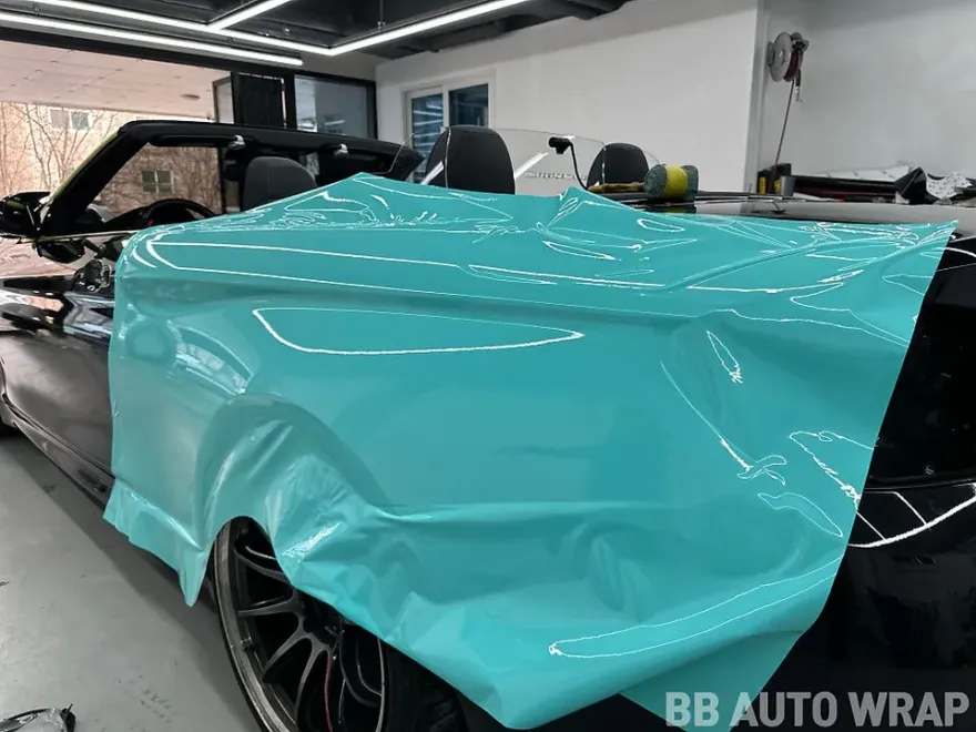 BMW M4 F82のカーラッピング事例|ティファニーブルー 施工写真 3-1