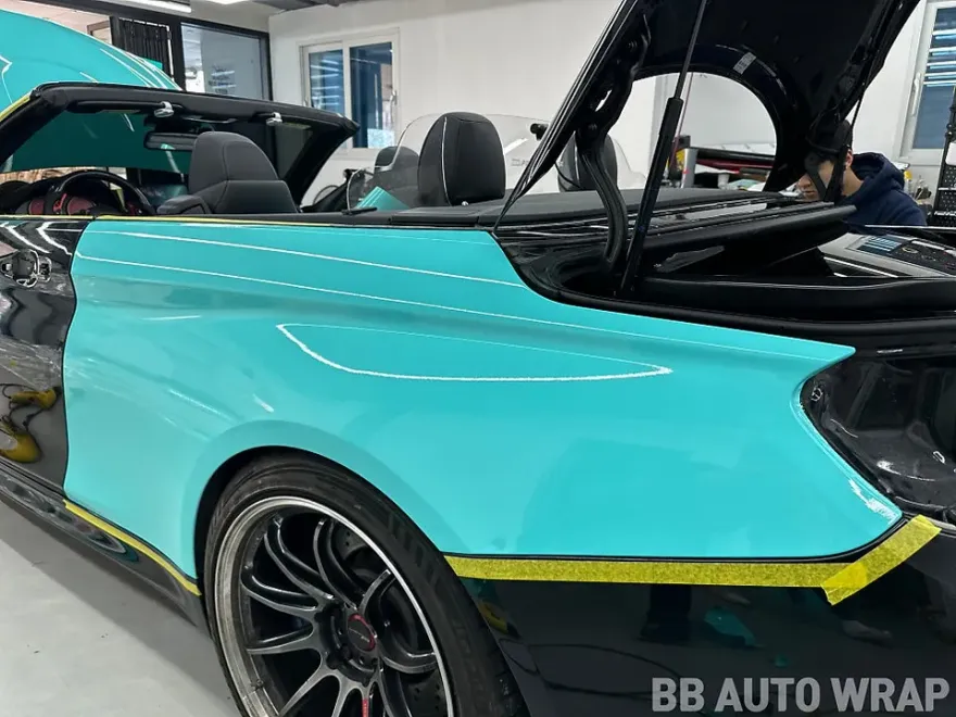 BMW M4 F82のカーラッピング事例|ティファニーブルー 施工写真 1-2