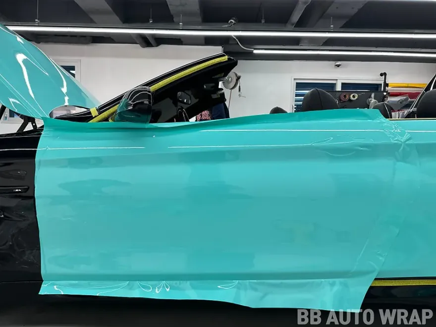 BMW M4 F82のカーラッピング事例|ティファニーブルー 施工写真 2-2