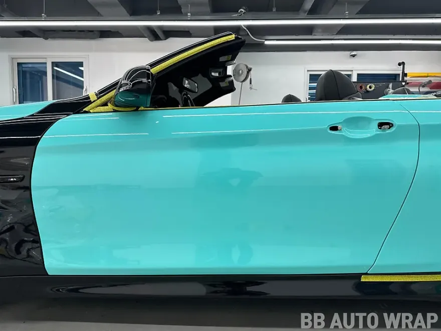BMW M4 F82のカーラッピング事例|ティファニーブルー 施工写真 3-2