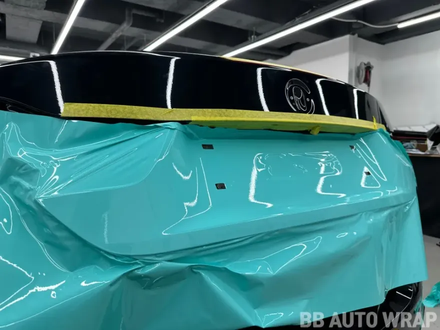 BMW M4 F82のカーラッピング事例|ティファニーブルー 施工写真 3-3