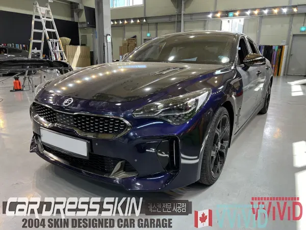 Kia Stingerのカーラッピング事例｜ホワイトカメレオンの仕上がり 施工写真 1-1