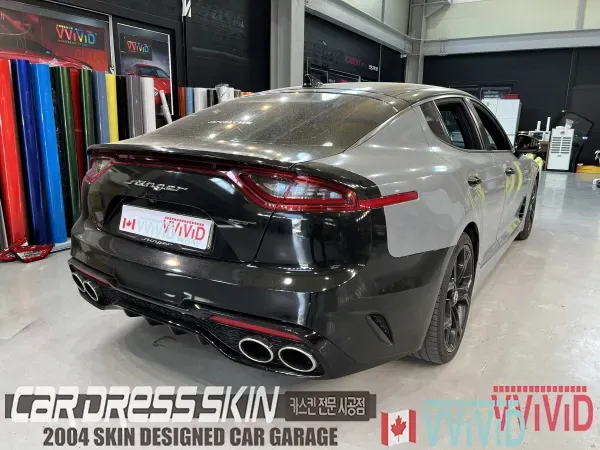 Kia Stingerのカーラッピング事例｜ホワイトカメレオンの仕上がり 施工写真 2-1