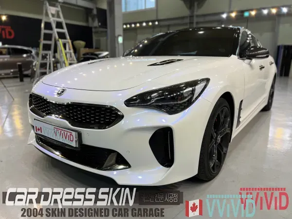 Kia Stingerのカーラッピング事例｜ホワイトカメレオンの仕上がり 施工写真 2-2