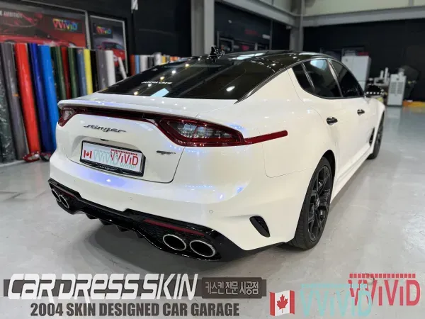 Kia Stingerのカーラッピング事例｜ホワイトカメレオンの仕上がり 施工写真 3-2