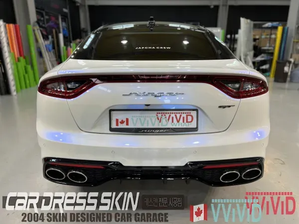 Kia Stingerのカーラッピング事例｜ホワイトカメレオンの仕上がり 施工写真 2-3