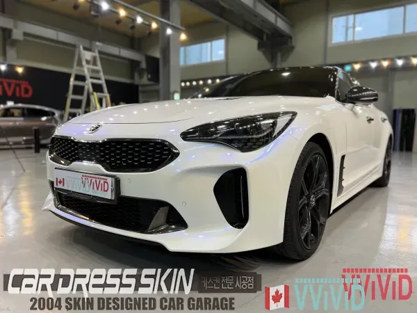 Kia Stingerのカーラッピング事例｜ホワイトカメレオンの仕上がり 施工写真 3-3