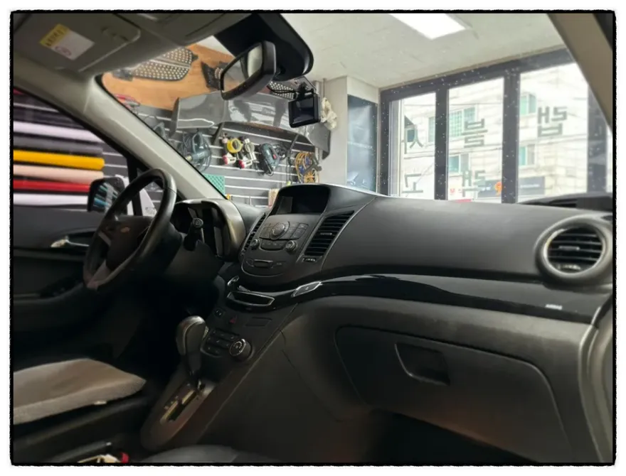 Chevrolet Orlandoのドライブレコーダー取付事例 施工写真 4-1