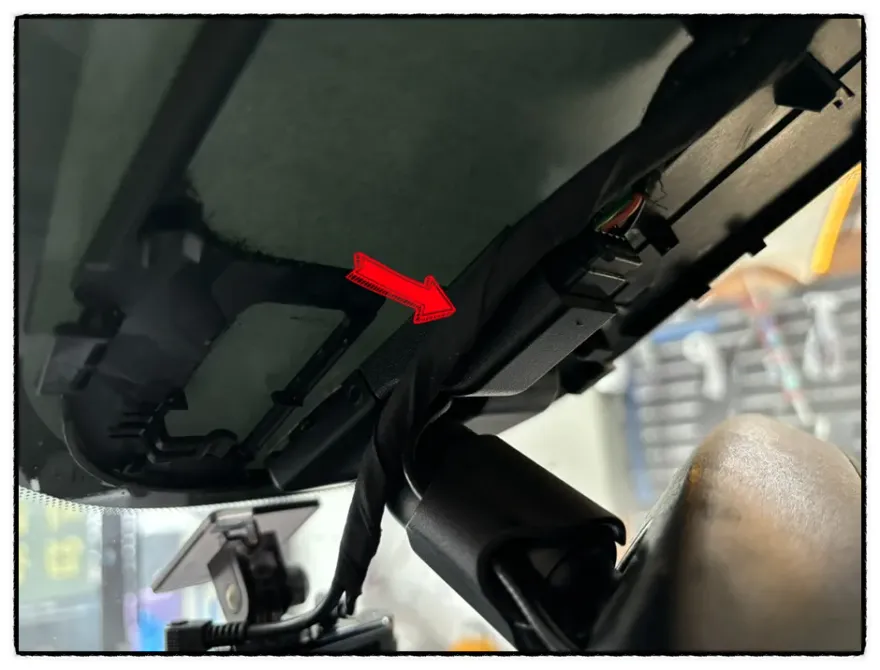 Chevrolet Orlandoのドライブレコーダー取付事例 施工写真 3-2