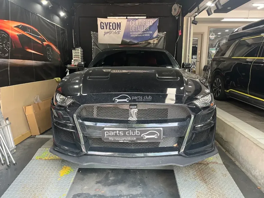 Ford Mustang body kit installation result