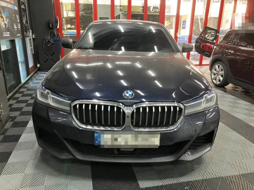 BMW 5 Series G30 dash cam installation result
