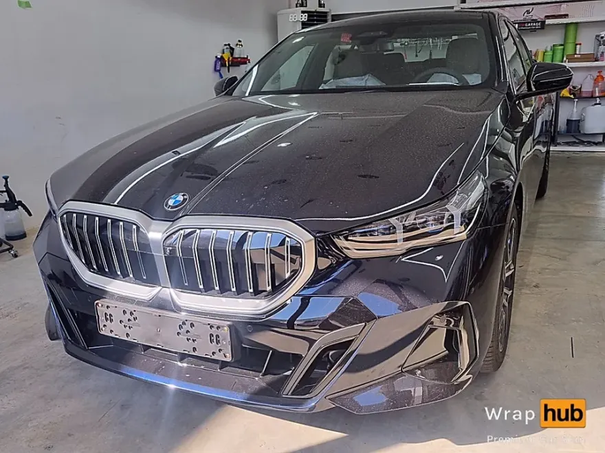 BMW 5 Seriesのフロントグリルラッピング事例 施工写真 1-1