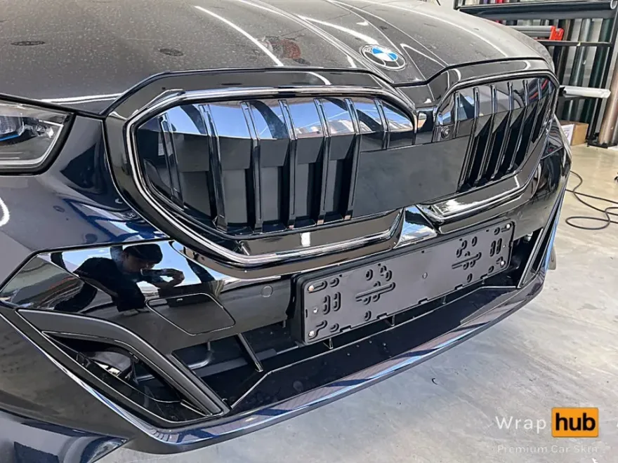 BMW 5 Seriesのフロントグリルラッピング事例 施工写真 2-2