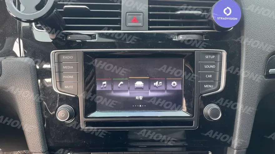 Volkswagen GolfのAndroid Auto・CarPlay取付事例 施工写真 2-1