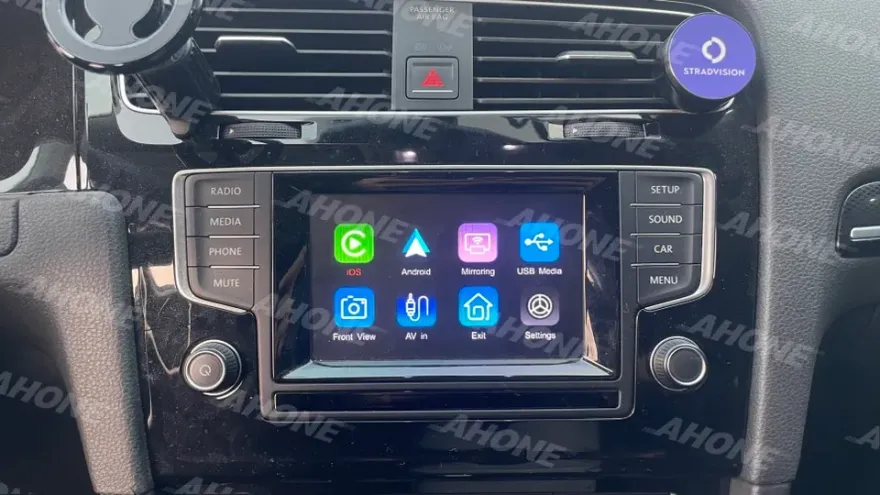 Volkswagen GolfのAndroid Auto・CarPlay取付事例 施工写真 3-1