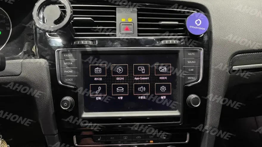 Volkswagen GolfのAndroid Auto・CarPlay取付事例 施工写真 2-2