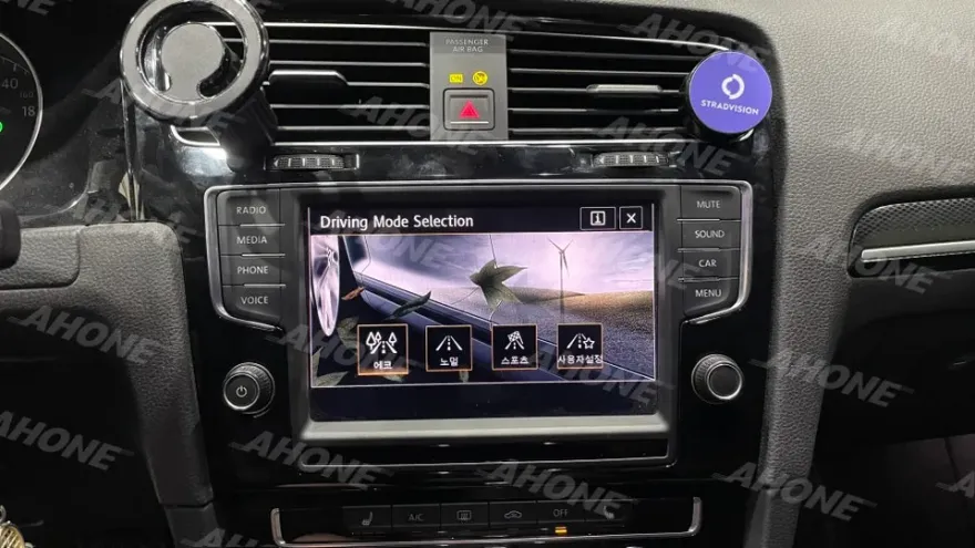 Volkswagen GolfのAndroid Auto・CarPlay取付事例 施工写真 3-2