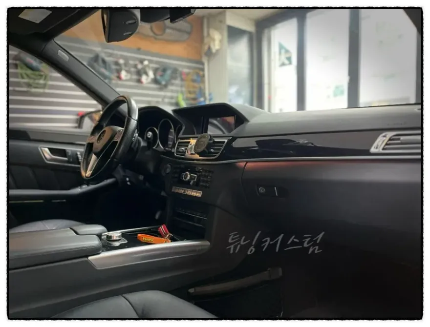 Mercedes-Benz Eクラス W212 ドラレコ取付事例|費用目安・機能 施工写真 3-1