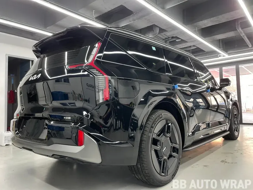 Kia EV9 vinyl wrap - Kia EV9 Vinyl Wrap Review: All Black Transformation photo 3