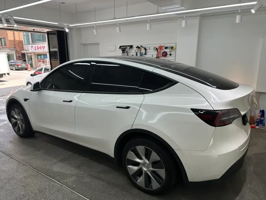 Tesla Model Yのカーラッピング事例|費用目安・仕上がり 施工写真 1-2