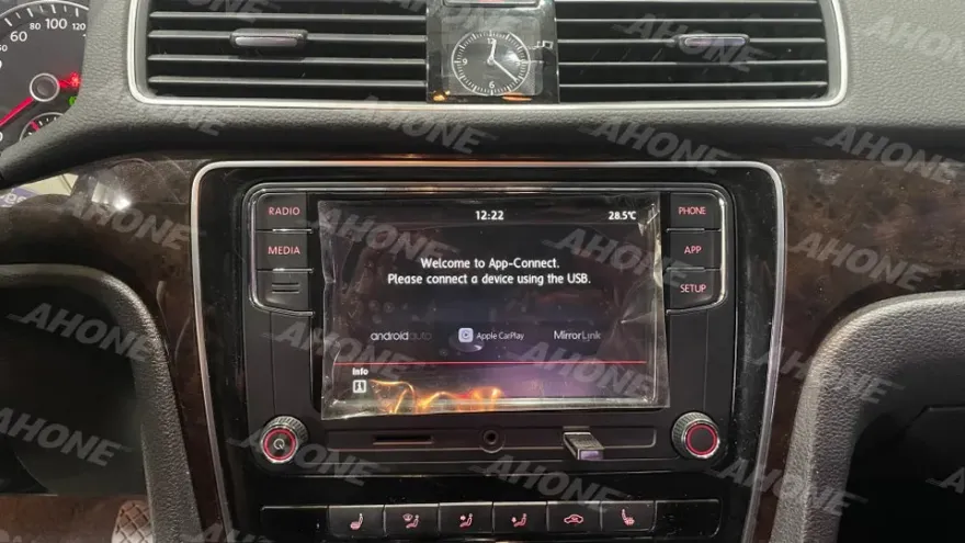 Volkswagen PassatのAndroid Auto・CarPlay取付事例 施工写真 3-2
