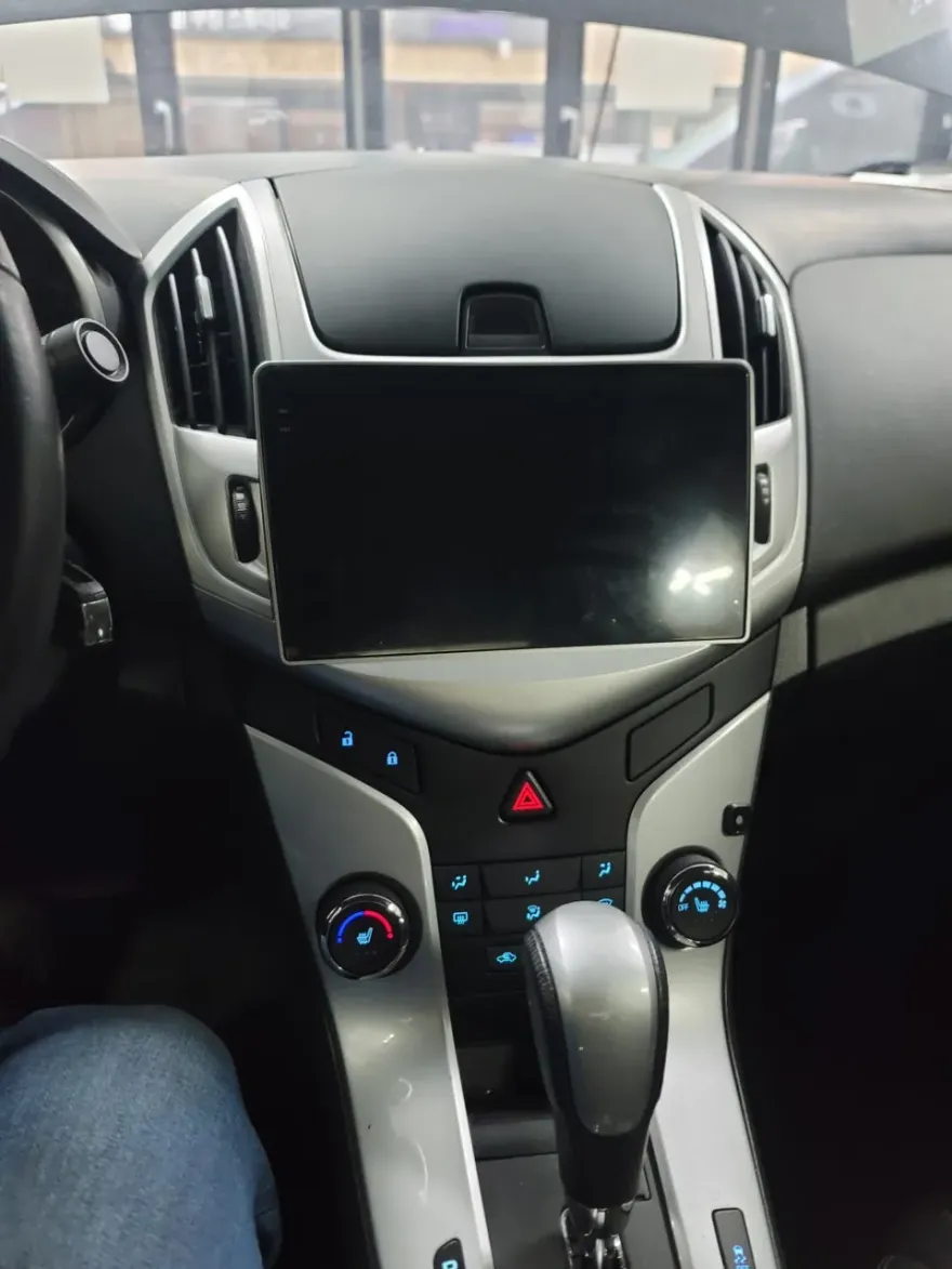 Chevrolet CruzeのAndroid Auto・CarPlay取付事例 施工写真 2-1