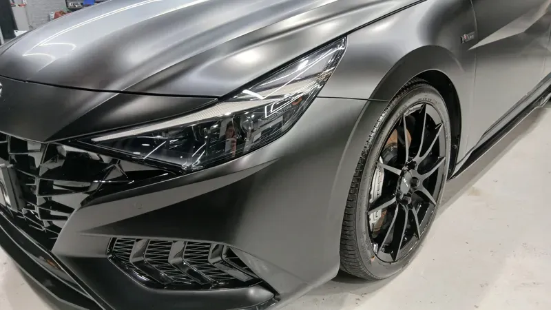Hyundai Elantraのカーラッピング事例｜サテンブラックの仕上がり 施工写真 3-3