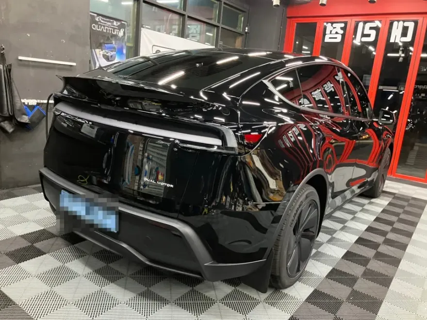 Tesla Model Yのカーフィルム施工事例|費用目安・仕上がり 施工写真 1-2