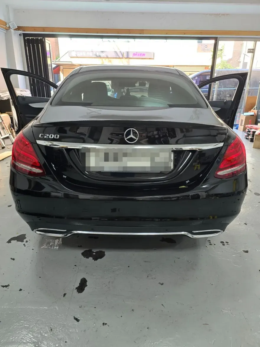 Mercedes-Benz C-ClassのAndroid Auto・CarPlay取付事例 施工写真 2-1
