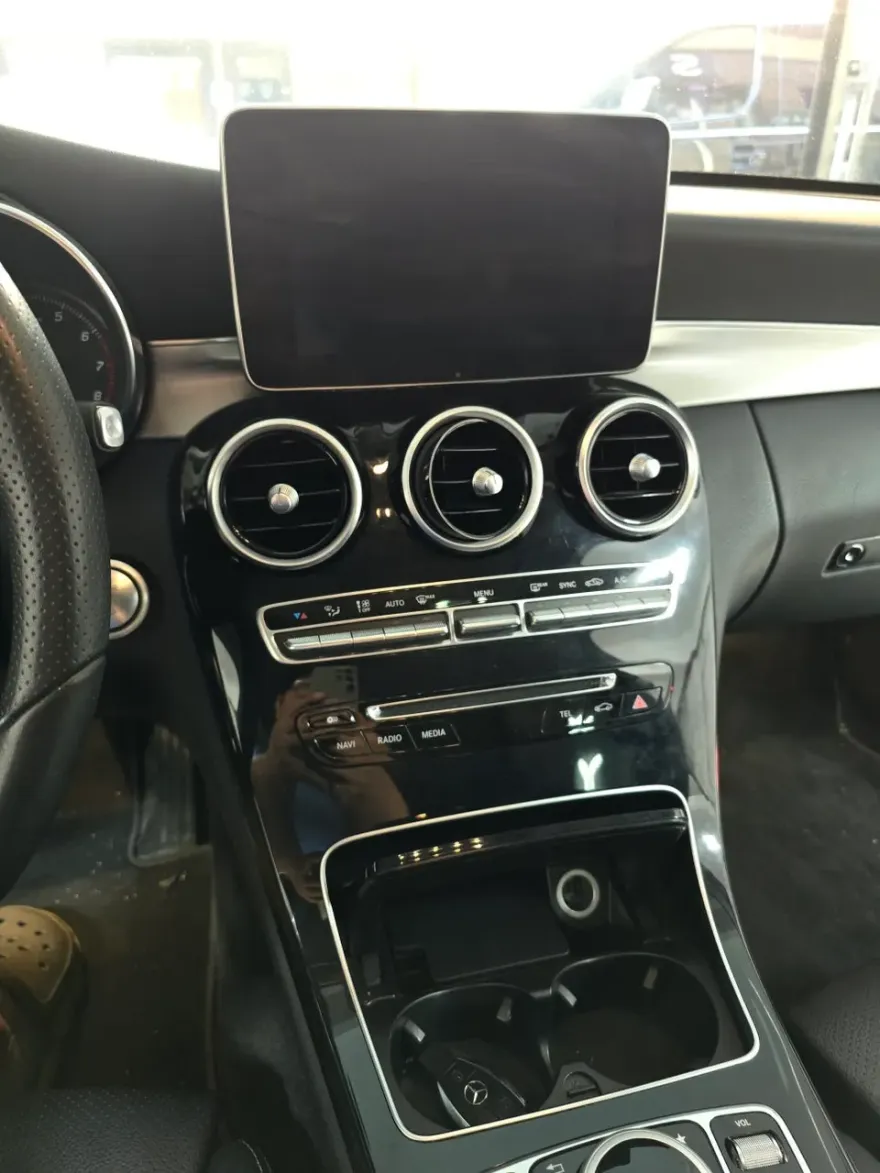 Mercedes-Benz C-ClassのAndroid Auto・CarPlay取付事例 施工写真 3-1