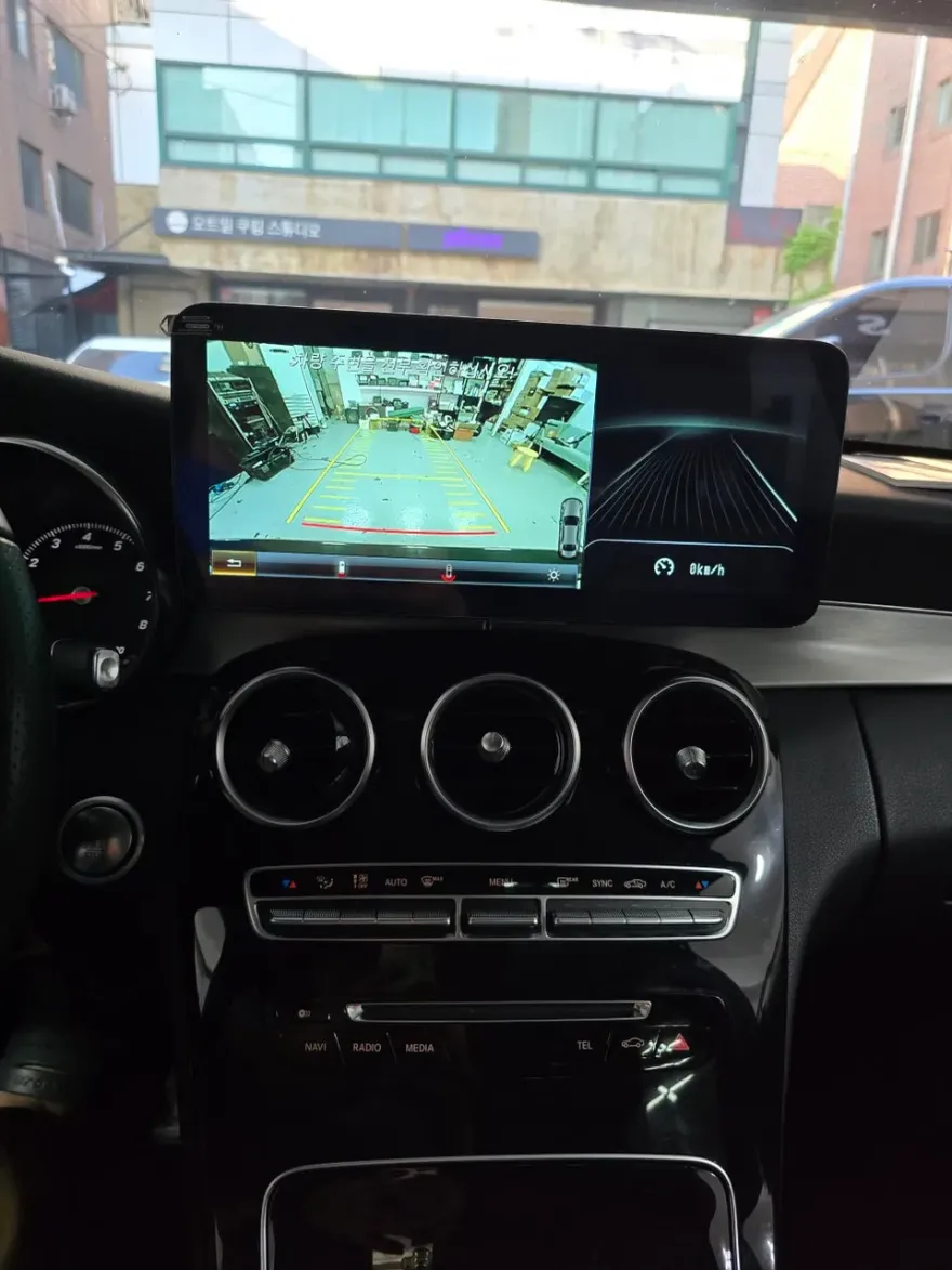 Mercedes-Benz C-ClassのAndroid Auto・CarPlay取付事例 施工写真 4-1