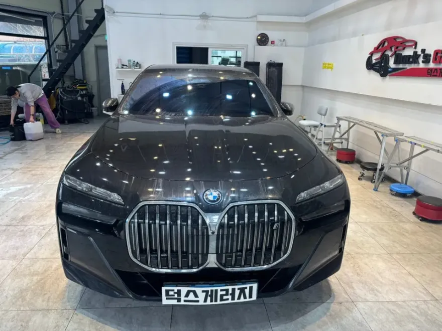 BMW i7 vinyl wrap installation result