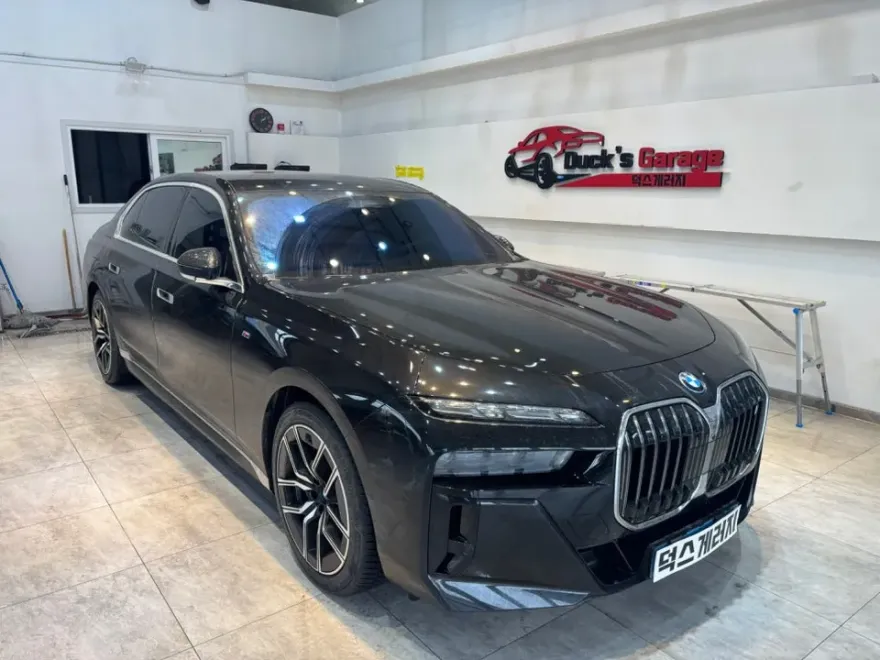 BMW i7 vinyl wrap - BMW i7 Vinyl Wrap Review: Champagne Gold Two-Tone Cost photo 3