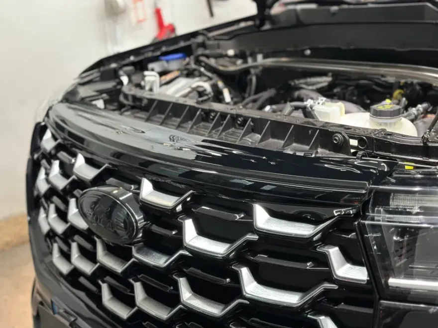 Ford Explorerのカーラッピング事例|クロームパーツのブラックアウト 施工写真 2-2