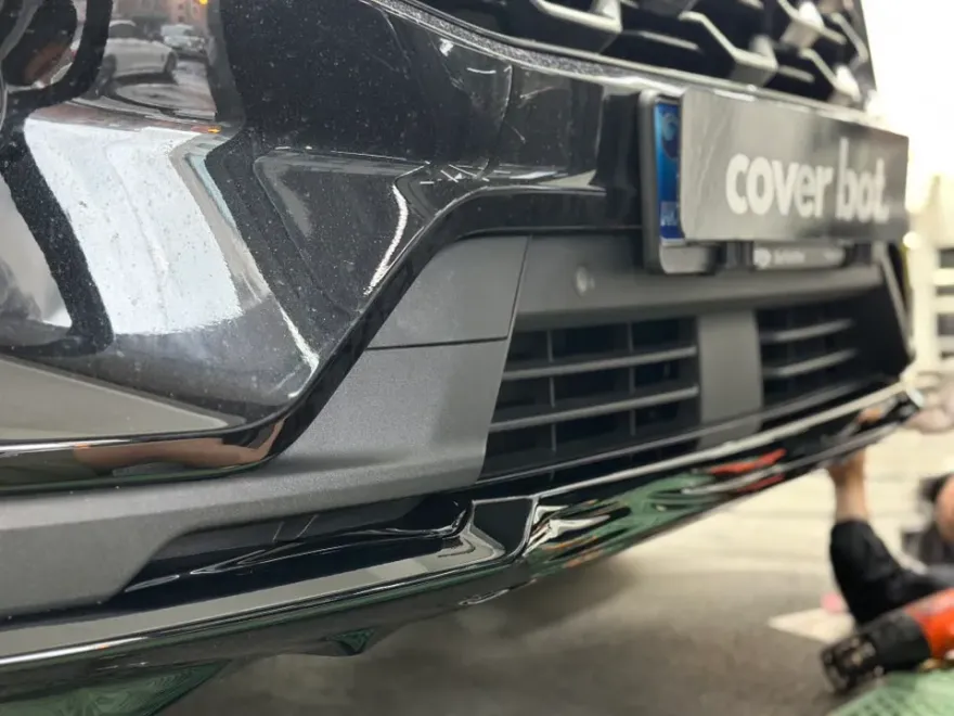 Ford Explorerのカーラッピング事例|クロームパーツのブラックアウト 施工写真 3-2