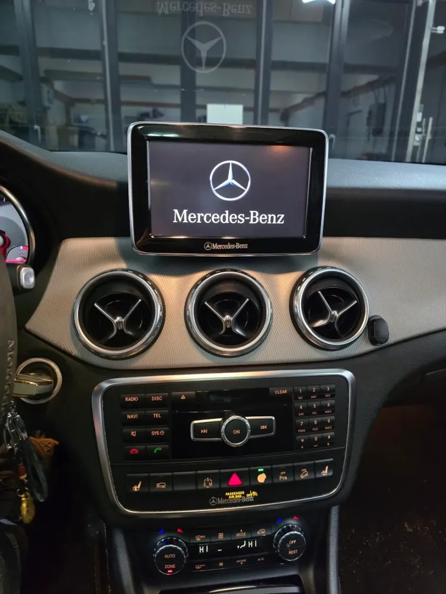 Mercedes-Benz GLAのAndroid Auto・CarPlay取付事例 施工写真 3-1