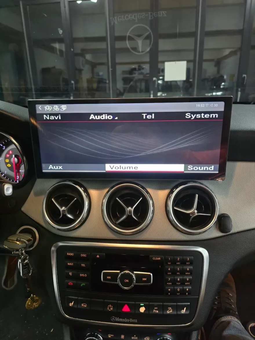 Mercedes-Benz GLAのAndroid Auto・CarPlay取付事例 施工写真 1-2