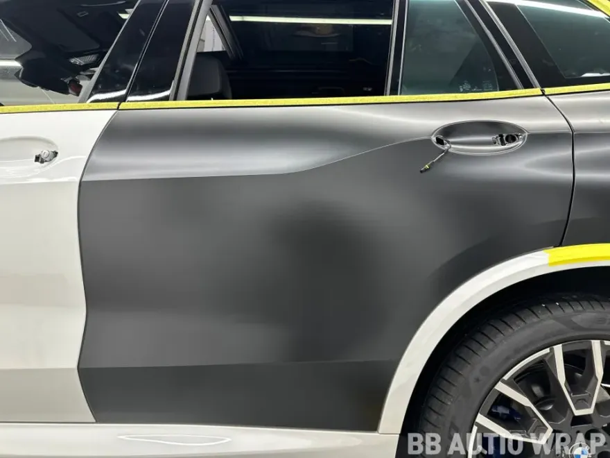 BMW X5 G05のカーラッピング事例：3Mサテンブラック 施工写真 1-2